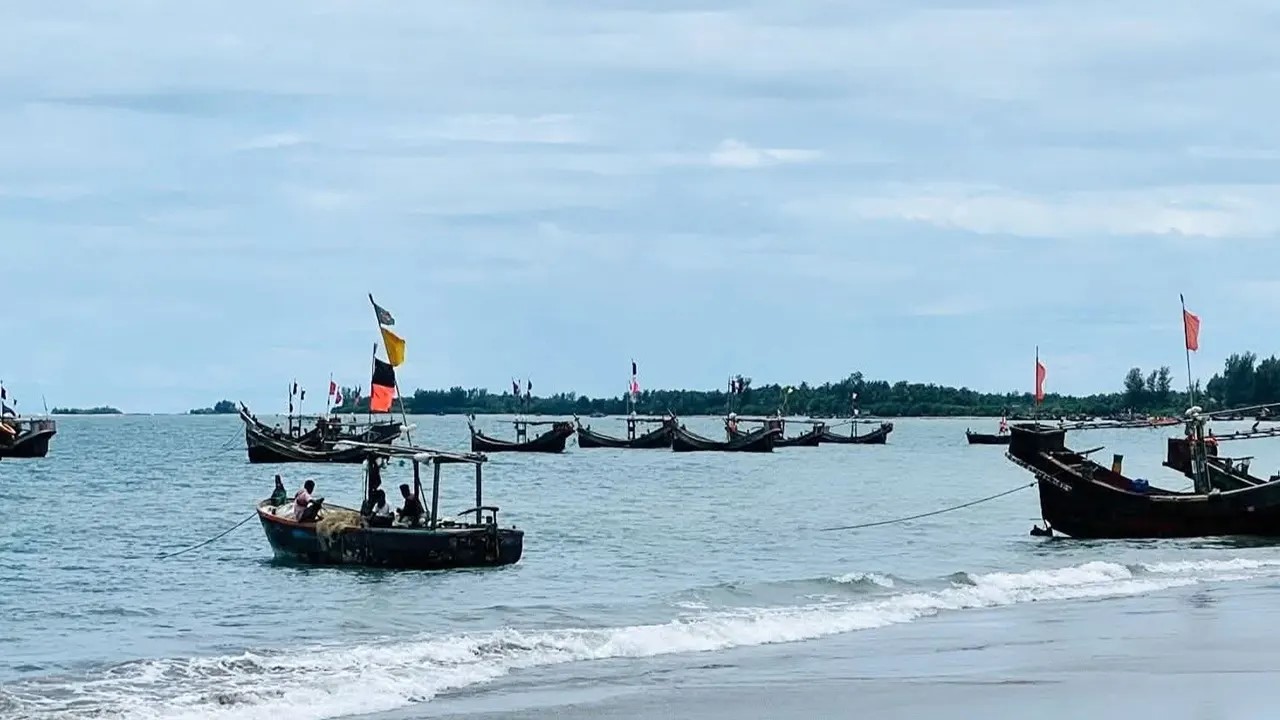 টানা তিন দিনে ৩৩ জেলেকে ধরে নিয়ে গেছে আরাকান আর্মি