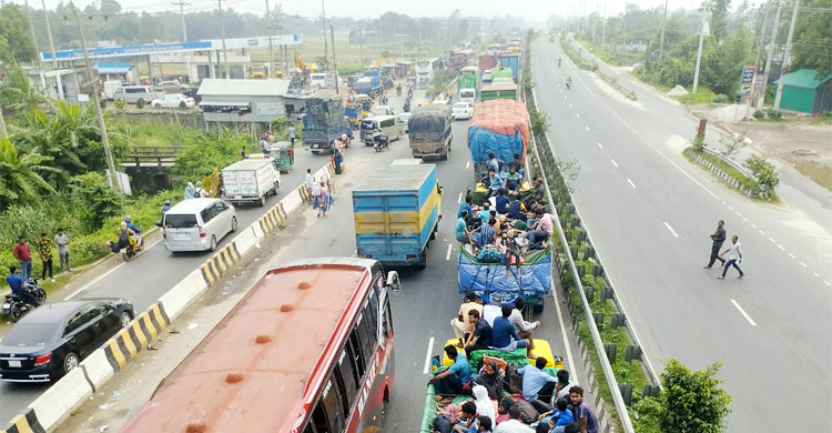 ঘরমুখো মানুষের ভিড়, যমুনা সেতু এলাকায় ২৫ কিলোমিটার যানজট