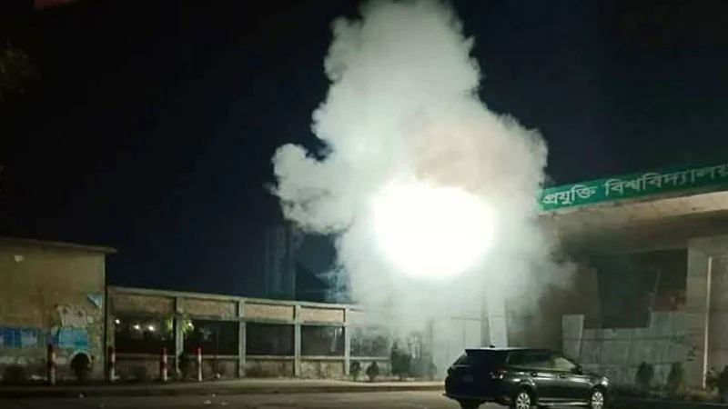 গোপালগঞ্জ বিজ্ঞান ও প্রযুক্তি বিশ্ববিদ্যালয়ের গেটের সামনে ককটেল বিস্ফোরণ
