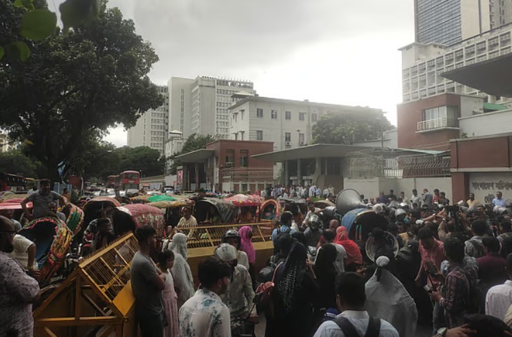 সচিবালয়ের সামনে জুলাই শহীদ পরিবার, আহতদের অবস্থান