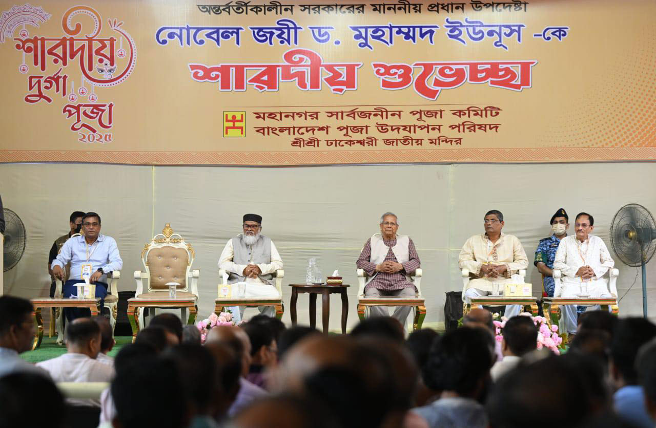 ঢাকেশ্বরী মন্দির পরিদর্শন করলেন প্রধান উপদেষ্টা