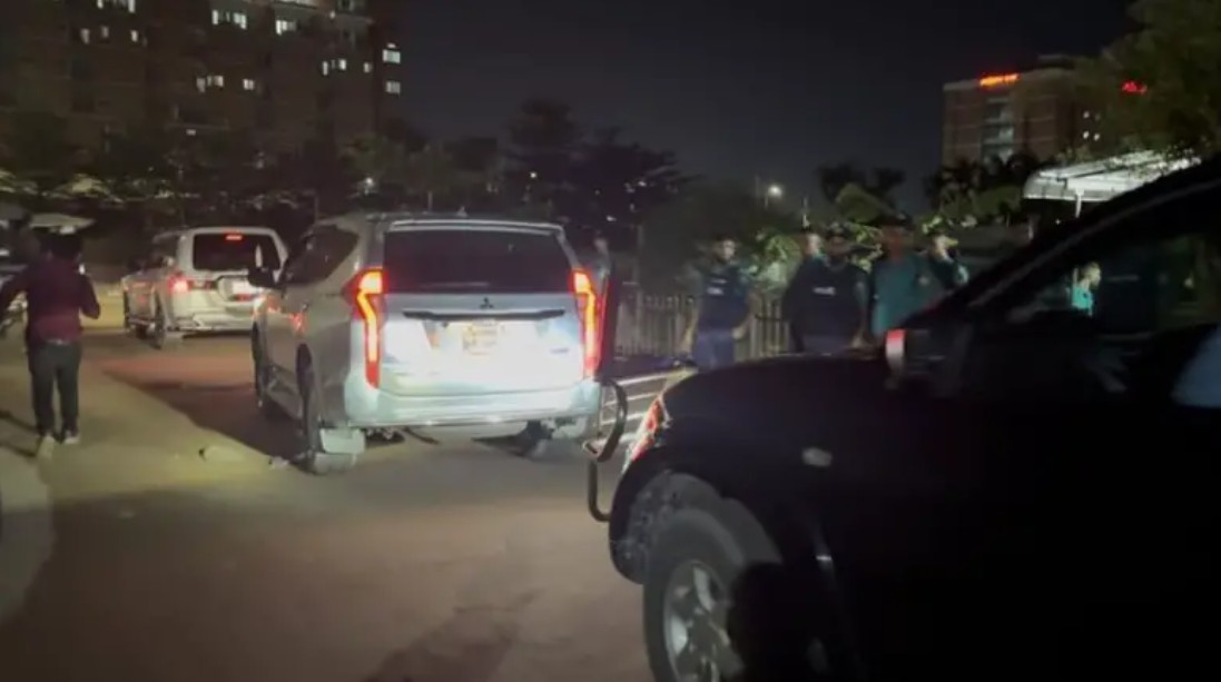 ৯ ঘণ্টা পর  পুলিশি পাহারায় মাইলস্টোন থেকে বেরোলেন দুই উপদেষ্টা