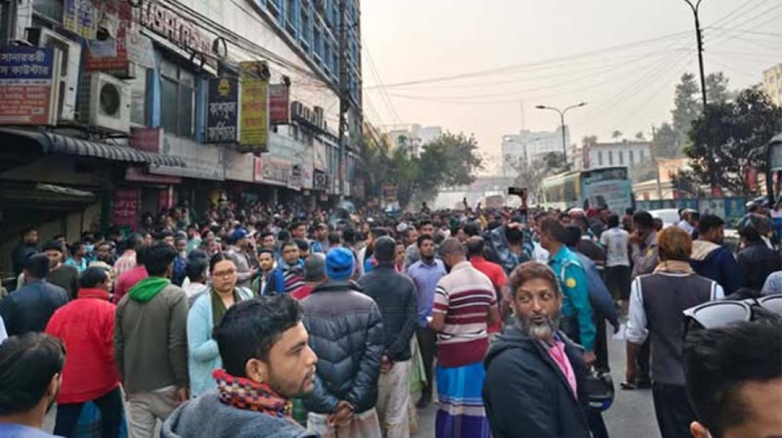 ব্যাটারিচালিত রিকশা চলাচলের দাবিতে বাড্ডায় সড়ক অবরোধ, তীব্র যানজট