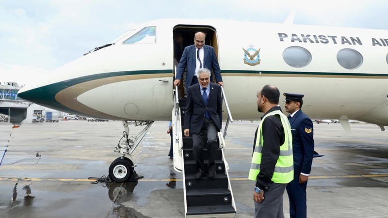 ঢাকা পৌঁছেছেন পাকিস্তানের উপ-প্রধানমন্ত্রী, সফরে কী কী করবেন