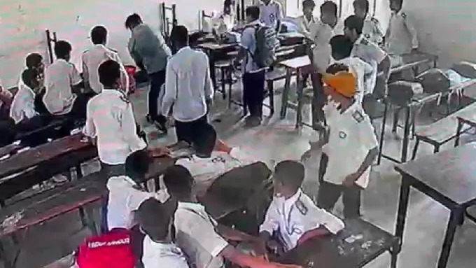 বিদ্যালয়ে ঢুকে শিশুকে পেটালেন, অভিযুক্ত অভিভাবক আটক