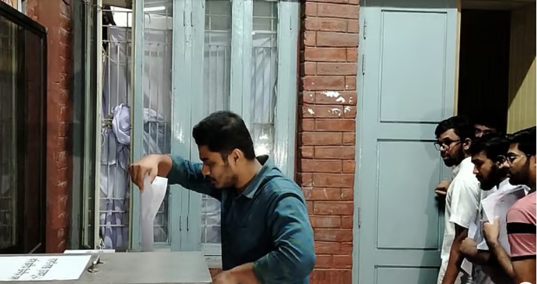 ডাকসু: চলছে ভোটগ্রহণ, ভোটারদের দীর্ঘ লাইন