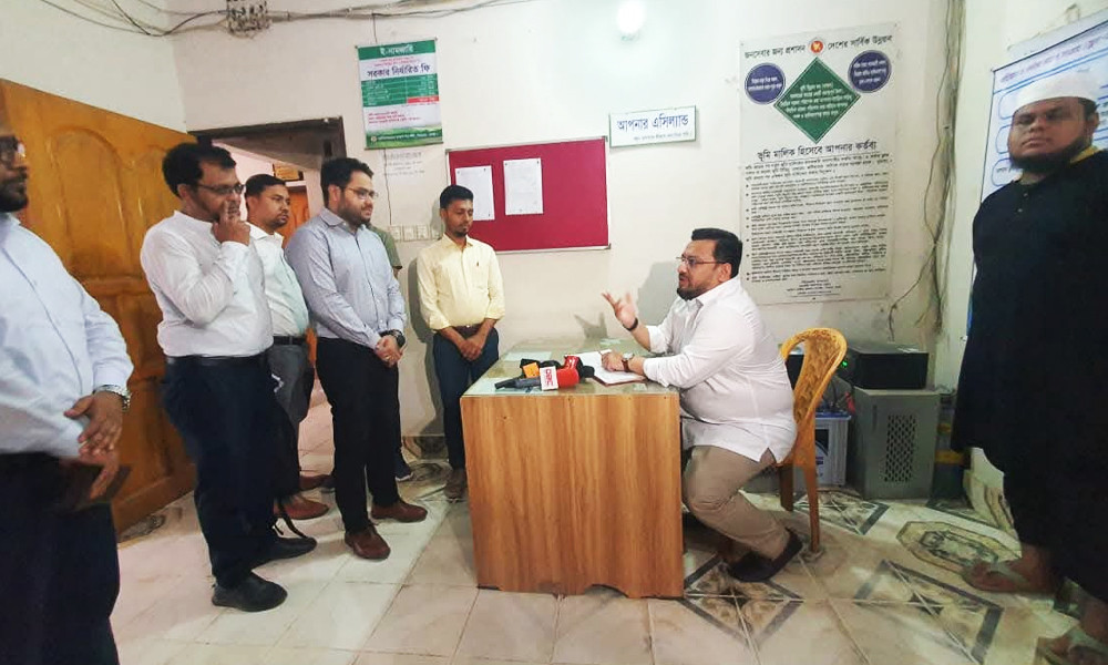 আমিনবাজার ভূমি অফিসে আকস্মিক পরিদর্শন প্রতিমন্ত্রীর, অসন্তোষ প্রকাশ