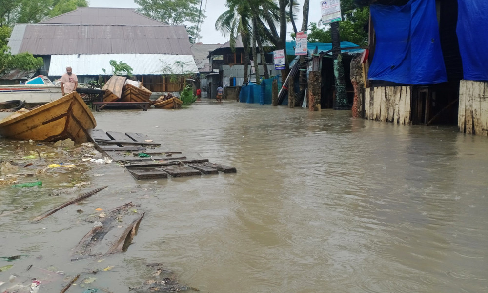 উপকূল অতিক্রম করছে গভীর নিম্নচাপ, ১৬ জেলায় জলোচ্ছ্বাসের শঙ্কা