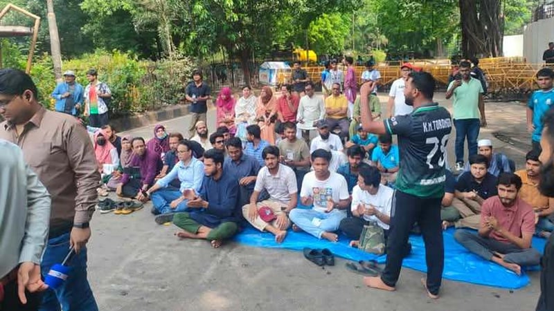 কাকরাইলে জবি শিক্ষার্থীদের তৃতীয় দিনের মতো অবস্থান, শুরু হচ্ছে গণঅনশন