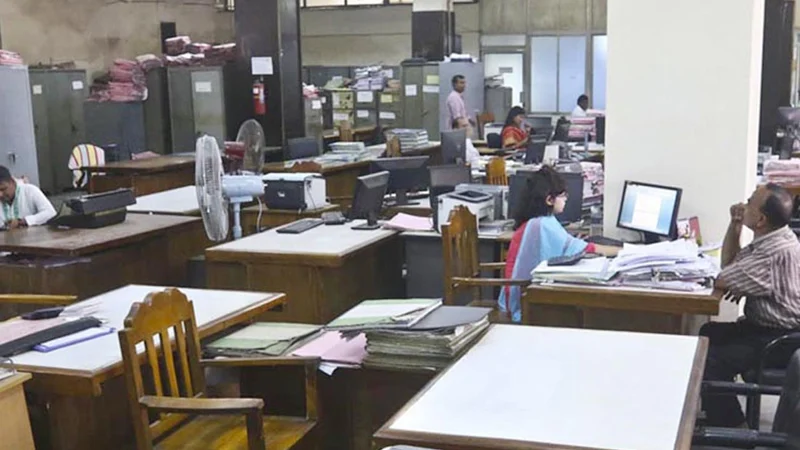 ঈদের ছুটি শেষে আজ খুলছে অফিস-আদালত,সামনে আছে আরো ছুটি