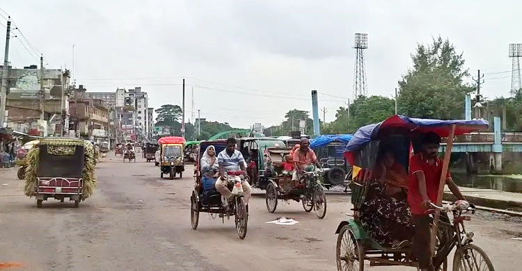 কারফিউয়ের মধ্যেও গোপালগঞ্জে চলেছে যানবাহন, খুলেছে দোকানপাট