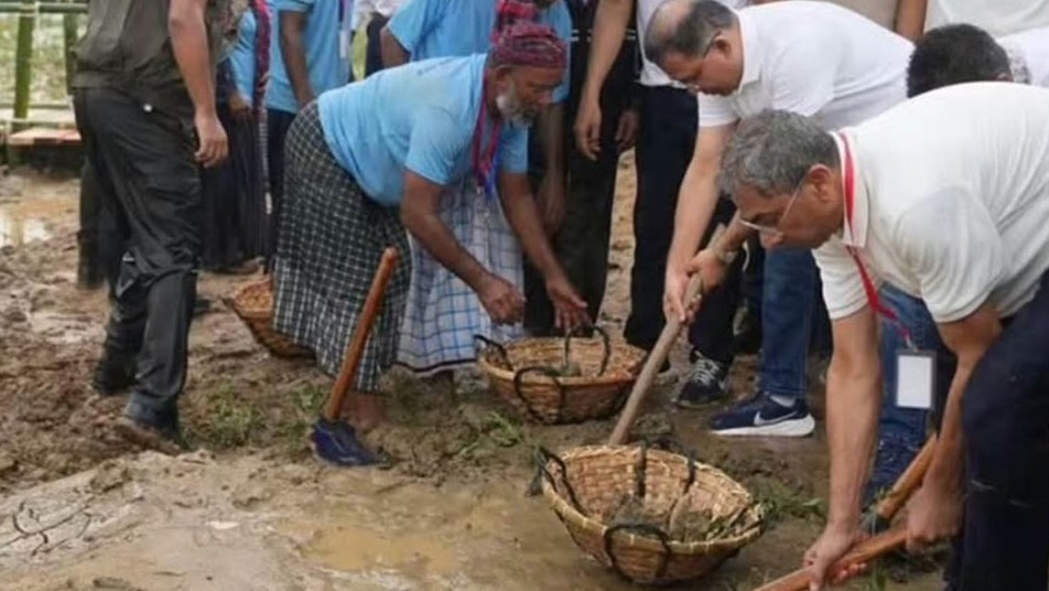 বৃষ্টির মধ্যে বাঁধ উদ্বোধনে প্রধানমন্ত্রী, হাজারো মানুষের অভিবাদন