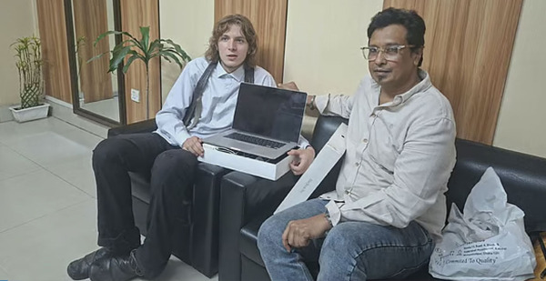 ল্যাপটপ হারানো জার্মান তরুণকে ম্যাকবুক উপহার দিলেন মুক্তি মাহমুদ