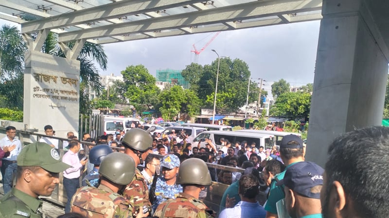 অচলাবস্থা দূর করতে এনবিআরে প্রধান উপদেষ্টার হস্তক্ষেপ দাবি