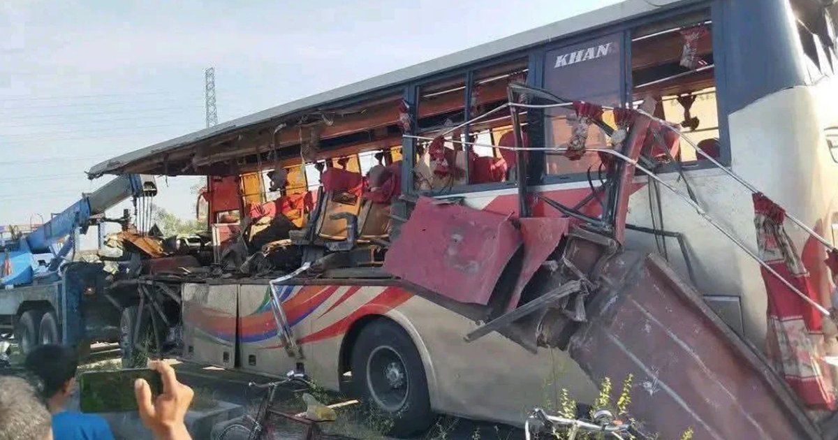 রংপুরে মহাসড়কে থেমে থাকা ট্রাকে যাত্রীবাহী বাসের পেছন থেকে ধাক্কা, প্রাণ গেল তিনজনের