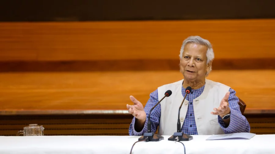 আইনশৃঙ্খলা পরিস্থিতি নিয়ে তিন বাহিনী প্রধানের সঙ্গে প্রধান উপদেষ্টার বৈঠক