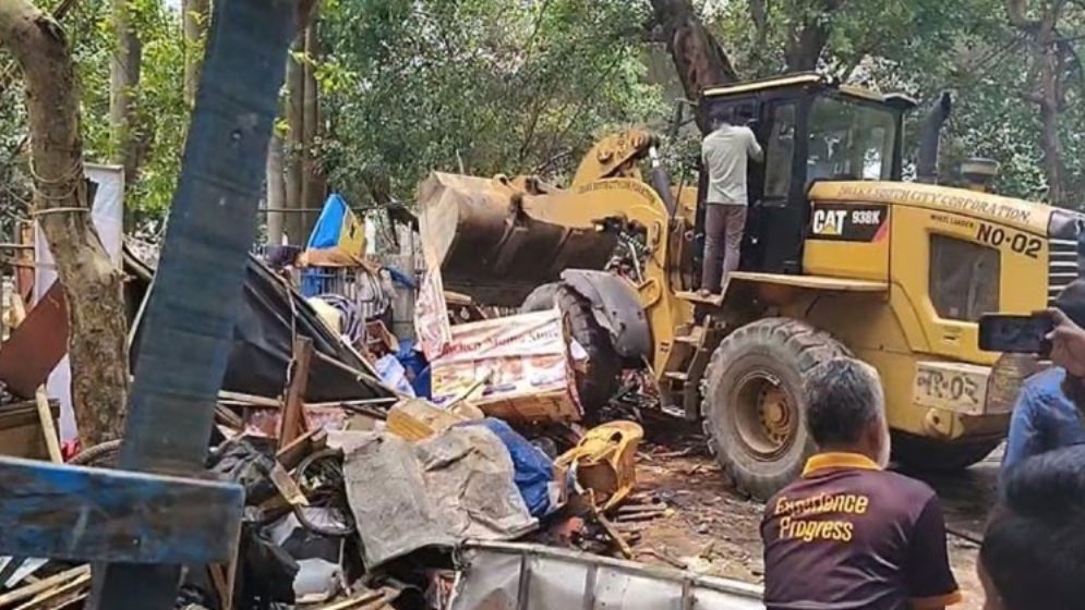 সোহরাওয়ার্দী উদ্যানে উচ্ছেদ অভিযান, গুঁড়িয়ে দেওয়া হচ্ছে শত শত দোকান