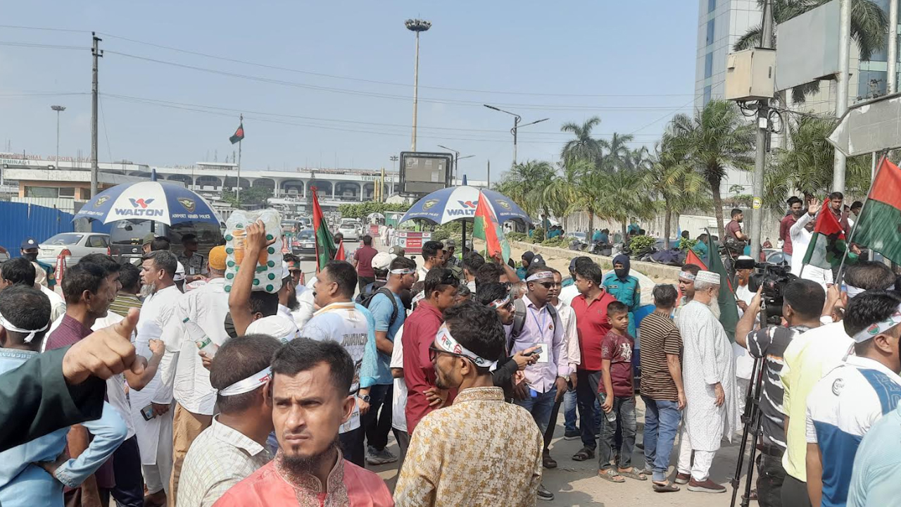 খালেদা জিয়াকে স্বাগত জানাতে বিমানবন্দরে নেতাকর্মীদের ঢল