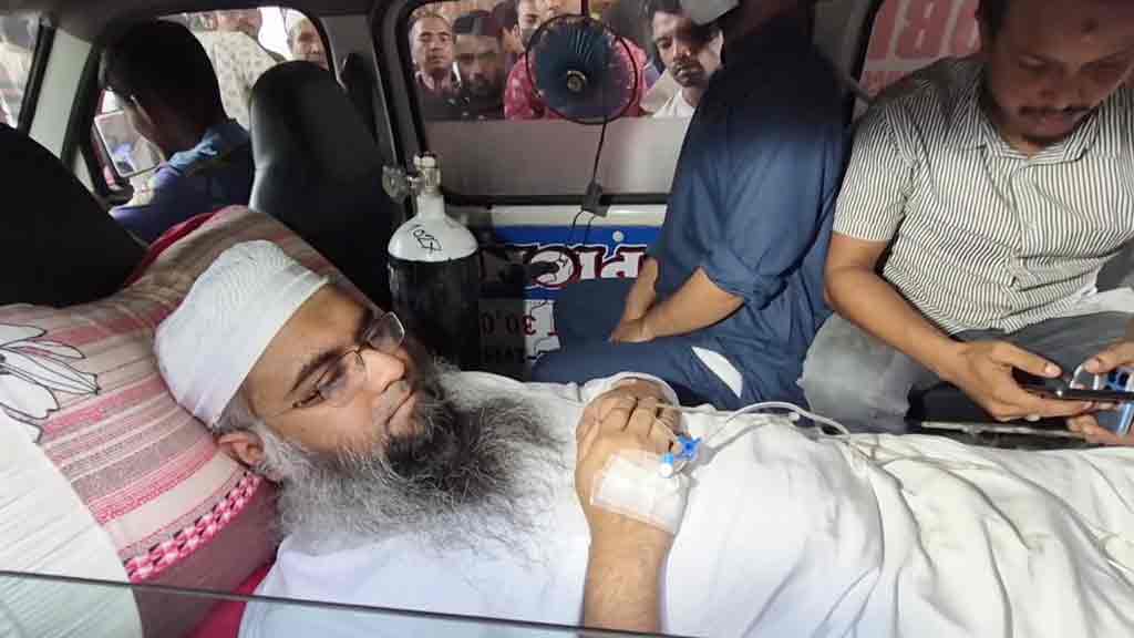 অ্যাম্বুলেন্সে করে আদালতে হাজির এনসিপি নেতা তানভীর