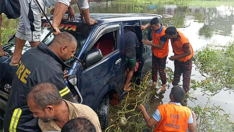 বিমানবন্দর থেকে প্রবাসীকে নিয়ে ফেরার পথে একই পরিবারের ৭ জন নিহত