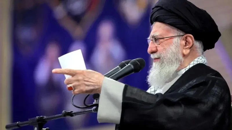 ভয় না পেয়ে দৃঢ়তার সঙ্গে ইরানি জনগণকে এগিয়ে যাওয়ার আহ্বান খামেনির