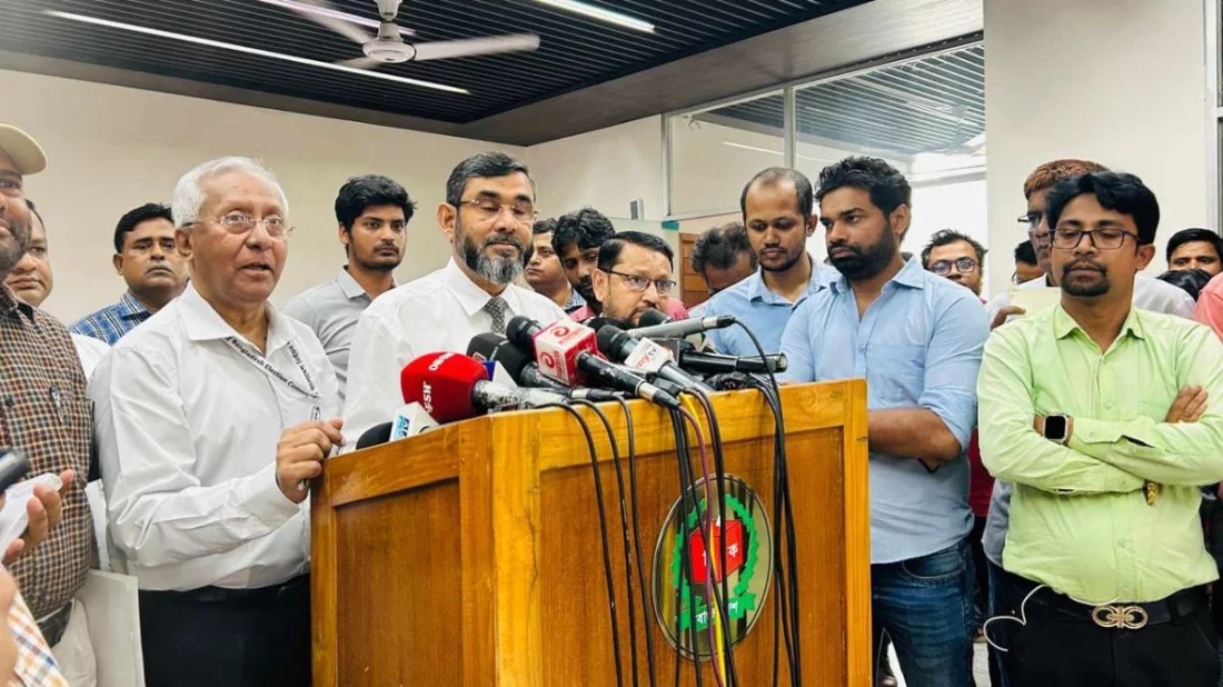 সংসদ নির্বাচনে পোস্টারের ব্যবহার থাকছে না: ইসি সানাউল্লাহ