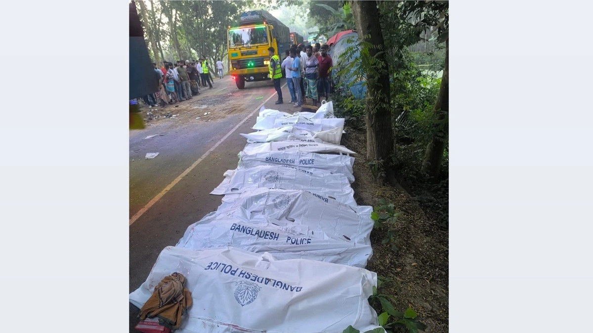 নাটোরে বাস ও ট্রাকের সংঘর্ষে নিহতের সংখ্যা ১৪