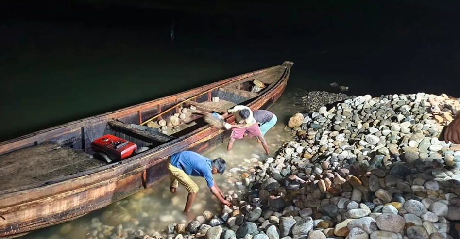 সাদাপাথরে লুট হওয়া আরও ৪৫ হাজার ঘনফুট পাথর উদ্ধার