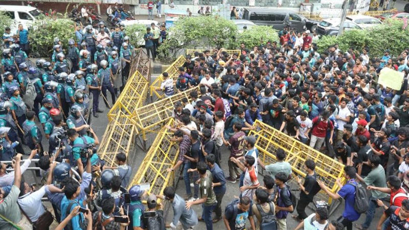 জবি শিক্ষার্থীদের লংমার্চে লাঠিপেটা-টিয়ারগ্যাস নিক্ষেপ,আহত শতাধিক