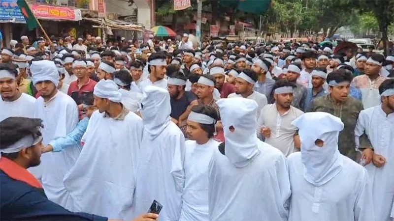কাফনের কাপড় মাথায় বেঁধে পলিটেকনিক শিক্ষার্থীরা রাস্তায়