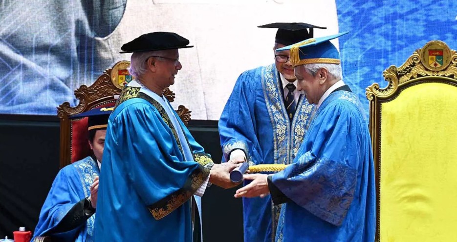 ইউকেএম থেকে সম্মানসূচক ডক্টরেট ডিগ্রি পেলেন  ড. ইউনূস