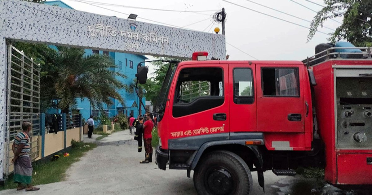 খুলনা ডিসি অফিসের আইসিটি কেন্দ্রে অগ্নিকাণ্ড, গঠন হবে তদন্ত কমিটি