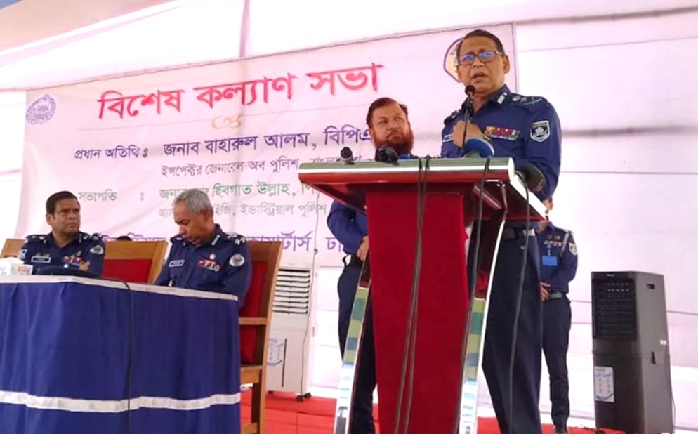 আমাদের ওপর আক্রমণ করবেন না, কাজ করতে দেন : আইজিপি