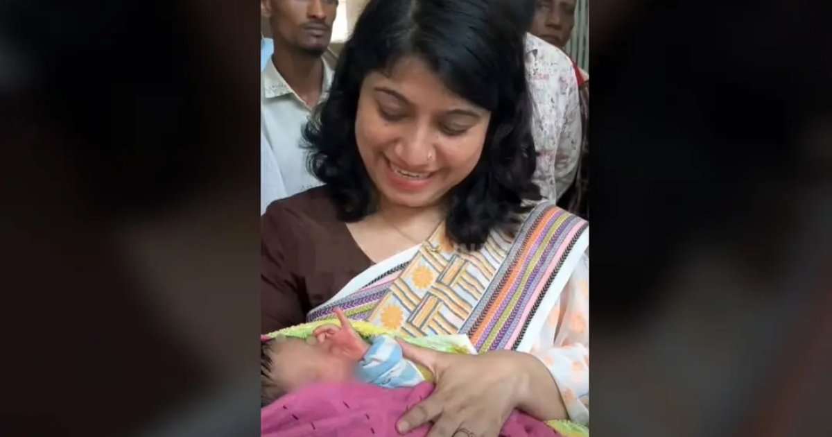 ঝোপ থেকে উদ্ধার হওয়া নবজাতক কন্যাশিশুর দায়িত্ব নিলেন ইউএনও