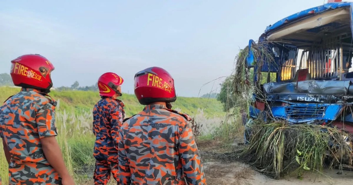 মুন্সীগঞ্জে খাদে পড়ল যাত্রীবাহী বাস, নিহত ৩, আহত ১৬