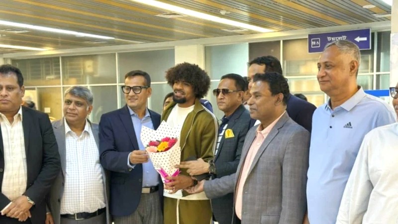 দেশের মাটিতে পা রাখলেন হামজা চৌধুরী