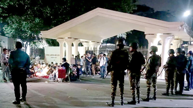 প্রধান উপদেষ্টার কার্যালয়ের সামনে  অভ্যুত্থানে আহত ও নিহতের পরিবারের অবস্থান