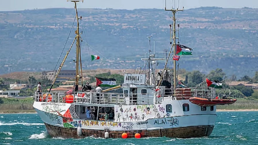 গাজাবাসীর জন্য যাচ্ছিল ত্রাণবাহী জাহাজ, ধরে নিয়ে গেল ইসরায়েল