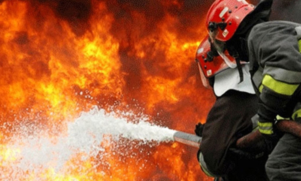 মিরপুরে মেট্রো স্টেশনের পাশের ভবনে আগুন