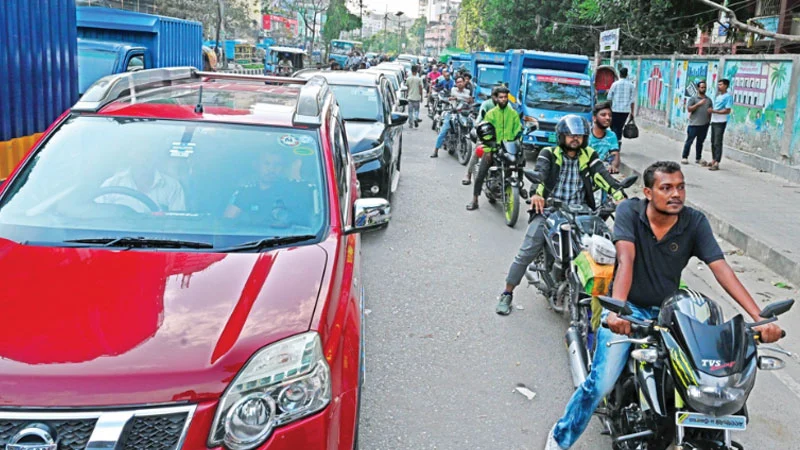 জ্বালানি সংকটে কমেছে যান চলাচল, বেড়েছে ভাড়া
