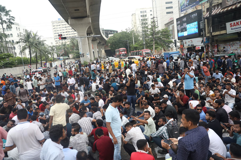 শাহরিয়ার সাম্য হত্যার বিচার দাবিতে শাহবাগে ছাত্রদলের অবস্থান,যান চলাচল বন্ধ