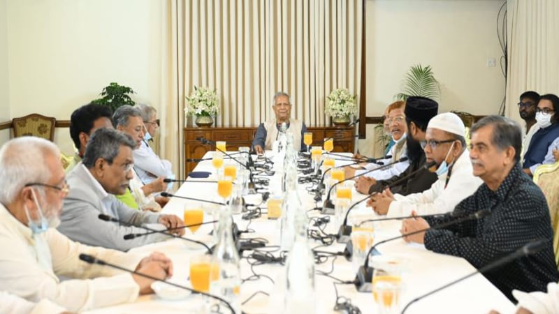 চার রাজনৈতিক দলের সঙ্গে বৈঠকে প্রধান উপদেষ্টা