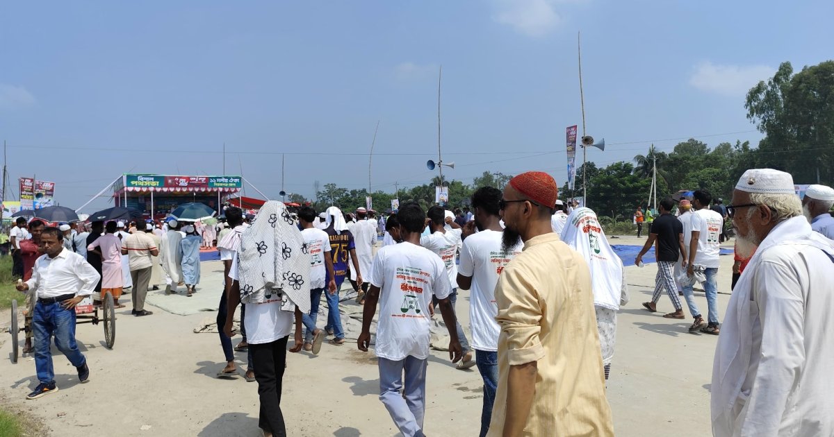 সিরাজগঞ্জে গরমের মধ্যে ১১ দলের লংমার্চের পথসভায় জমায়েত