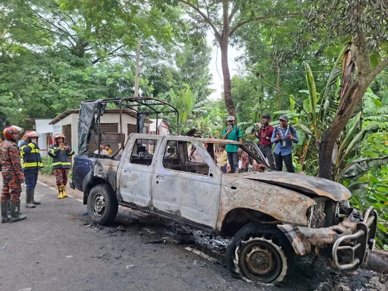 গোপালগঞ্জে পুলিশের গাড়িতে হামলা, ভাঙচুর ও আগুন