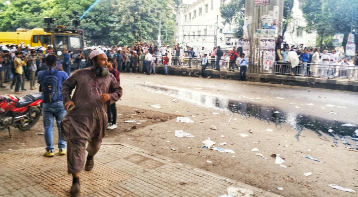 প্রেসক্লাবের সামনে এমপিওভুক্ত শিক্ষক-কর্মচারীদের ওপর পুলিশের লাঠিচার্জ