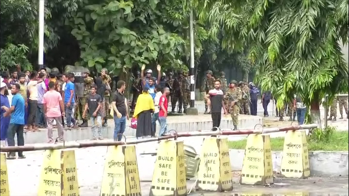নীলফামারীতে শ্রমিক-সেনাবাহিনী-পুলিশ সংঘর্ষ,গুলিতে নিহত ১