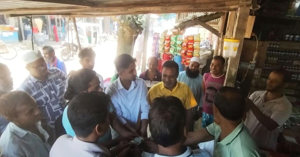 কুড়িয়ে পাওয়া ৮০ হাজার টাকা মাইকিং করে মালিককে ফেরত দিলেন দুই কলেজছাত্র