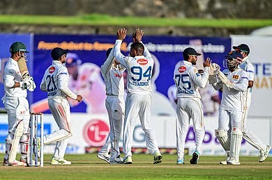 আলোকস্বল্পতায় ১০ ওভার আগেই শেষ খেলা, বাংলাদেশ ৪৮৪/৯