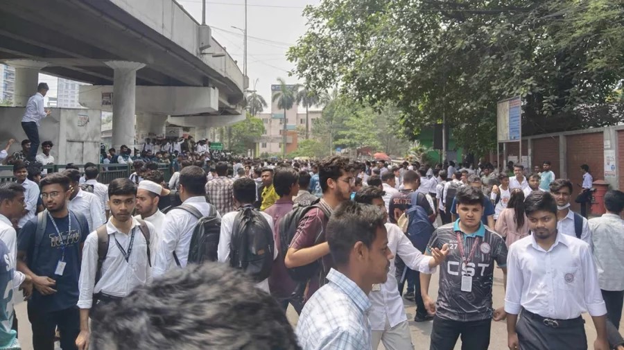 ৬ দফা দাবিতে পলিটেকনিক শিক্ষার্থীদের সাতরাস্তায় সড়ক অবরোধ