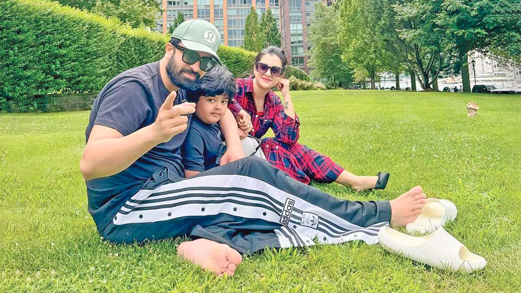 বীরকে নিয়ে যুক্তরাষ্ট্রে শাকিব, পাশে বুবলী